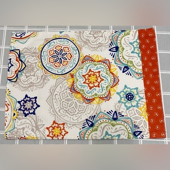 Set of 4) cloth placemats beautiful vibrant colors and a sturdy durable fabric - Picture 1 of 3